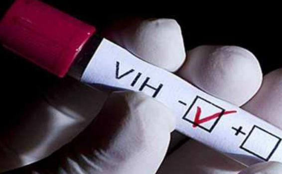 Reportan segundo paciente curado del VIH Tubo de ensayo con sangre adentro