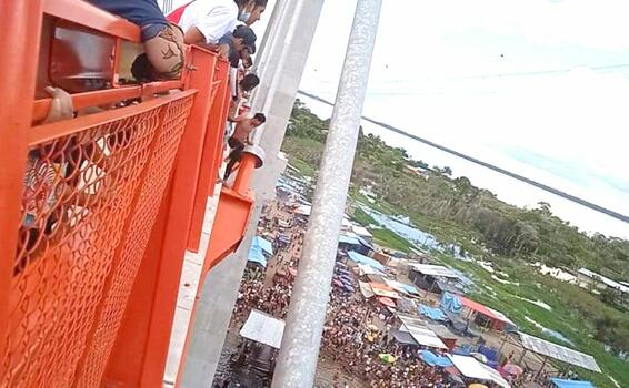 image for Captan a  joven cruzando la baranda del puente Nanay