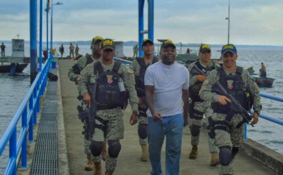 Rescatado comerciante que había sido secuestrado Personas caminando por un muelle