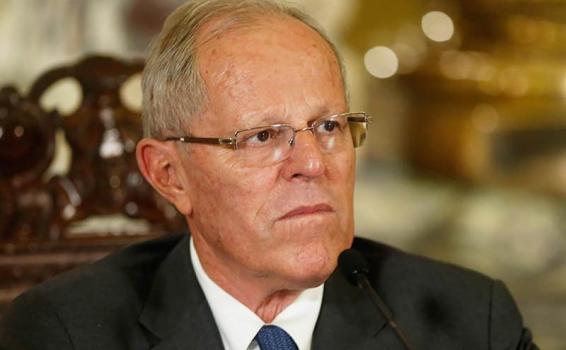 Expresidente Kuczynsk en foto de terno