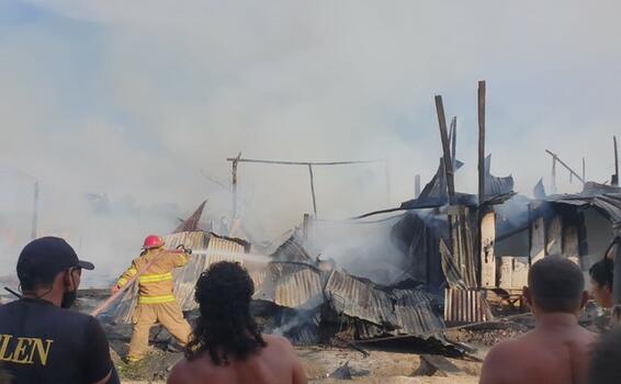 image for Incendio destruye seis casas