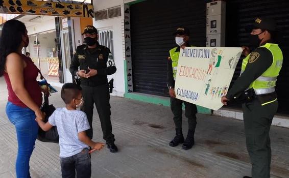 POLICÍA EN AMAZONAS PATRULLA LAS CALLES Y DA RECOMENDACIONES CONTRA LOS DELITOS EN JORNADA COMERCIAL