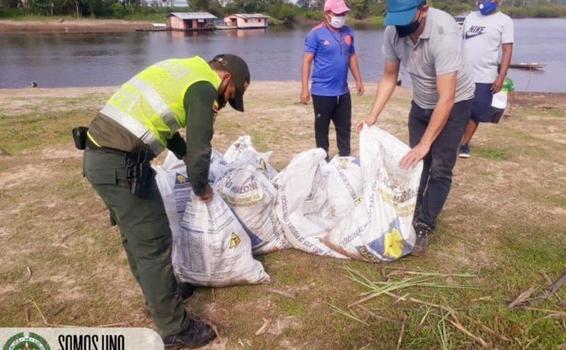 EN EL MUNICIPIO DE PUERTO NARIÑO NUESTROS POLICÍAS REALIZARON ACTIVIDADES AL MEDIO AMBIENTE