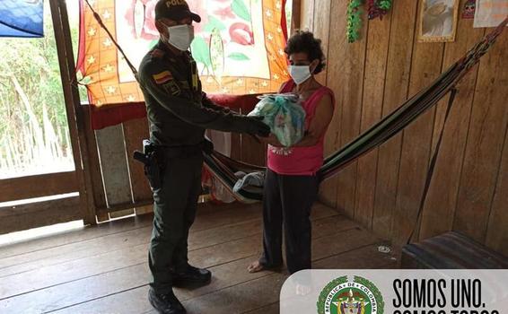 LA POLICÍA DE LA SUBESTACIÓN DE TARAPACA ENTREGA AYUDAS HUMANITARIAS LA POLICÍA DE LA SUBESTACIÓN DE TARAPACA ENTREGA AYUDAS HUMANITARIAS