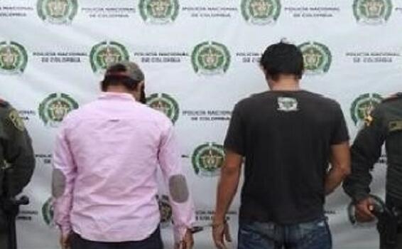 CAPTURADOS DOS EXTRANJEROS POR PORTAR DOCUMENTOS FALSOS CAPTURADOS DOS EXTRANJEROS POR PORTAR DOCUMENTOS FALSOS