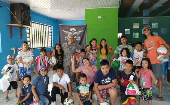 A través de actividades lúdicas niños del Amazonas conocieron las capacidades de su Fuerza Aérea Colombia