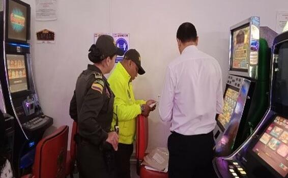 POLICÍA REALIZA CONTROL A MAQUINAS TRAGA MONEDAS EN LETICIA