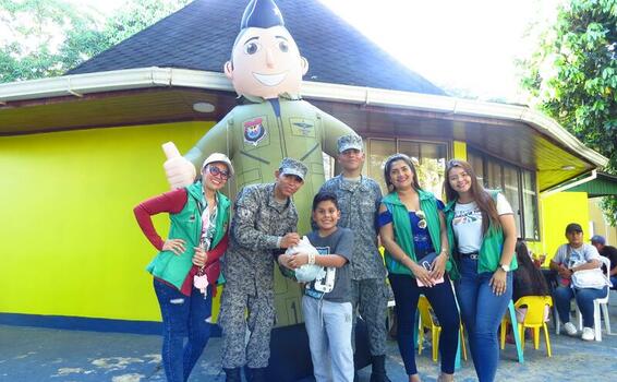 El Grupo Aéreo del Amazonas celebra el día del niño en Leticia 