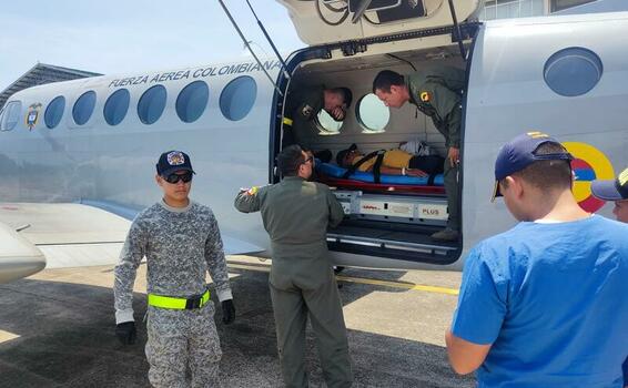 Con éxito, fue trasladado por su Fuerza Aeroespacial  hombre mayor que requería atención especializada 