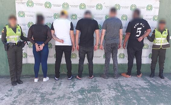 CINCO EXTRANJEROS CAPTURADOS POR SUPLANTACIÓN DE IDENTIDAD EN EL TERMINAL AÉREO DE LETICIA CINCO EXTRANJEROS CAPTURADOS POR SUPLANTACIÓN DE IDENTIDAD EN EL TERMINAL AÉREO DE LETICIA