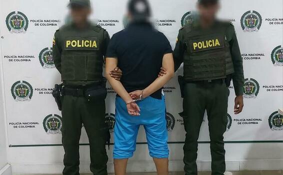 UN HOMBRE FUE CAPTURADO POR DAÑO EN BIEN AJENO EN EL MALECON TURÍSTICO DE LETICIA UN HOMBRE FUE CAPTURADO POR DAÑO EN BIEN AJENO EN EL MALECON TURÍSTICO DE LETICIA