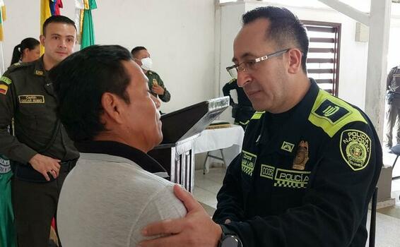 POLICÍA HACE RECONOCIMIENTO A CIUDADANOS QUE BRINDARON AYUDA A UNIFORMADO QUE SUFRIO SINIESTRO VIAL EN SERVICIO POLICÍA HACE RECONOCIMIENTO A CIUDADANOS QUE BRINDARON AYUDA A UNIFORMADO QUE SUFRIO SINIESTRO VIAL EN SERVICIO