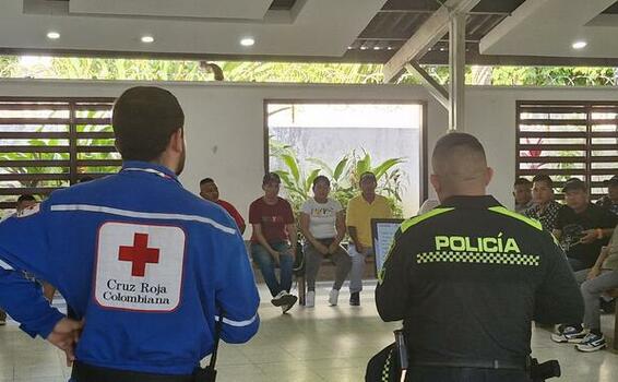 POLICÍA Y CRUZ ROJA CAPACITAN A GUARDAS DE SEGURIDAD POLICÍA Y CRUZ ROJA CAPACITAN A GUARDAS DE SEGURIDAD