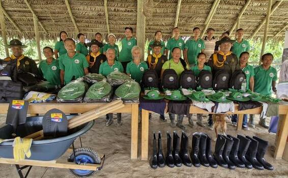 CARABINEROS ENTREGAN KITS PARA LA PROTECCIÓN DEL MEDIO AMBIENTE A COMUNIDADES INDÍGENAS CARABINEROS ENTREGAN KITS PARA LA PROTECCIÓN DEL MEDIO AMBIENTE A COMUNIDADES INDÍGENAS