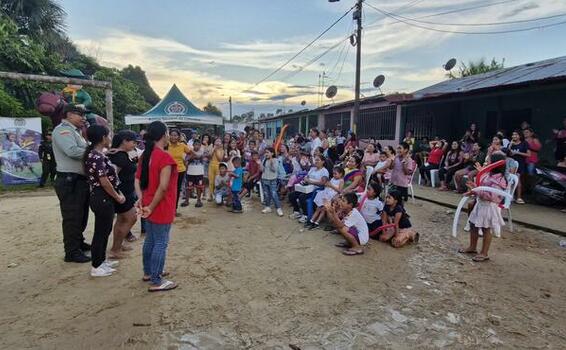 SORPRESAS, DETALLES Y MUCHAS SONRISAS, LLEVÓ LA POLICÍA AL BARRIO MANGUARE DE LETICIA SORPRESAS, DETALLES Y MUCHAS SONRISAS, LLEVÓ LA POLICÍA AL BARRIO MANGUARE DE LETICIA