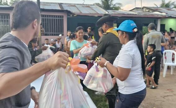 SORPRESAS, DETALLES Y MUCHAS SONRISAS, LLEVÓ LA POLICÍA AL BARRIO MANGUARE DE LETICIA SORPRESAS, DETALLES Y MUCHAS SONRISAS, LLEVÓ LA POLICÍA AL BARRIO MANGUARE DE LETICIA