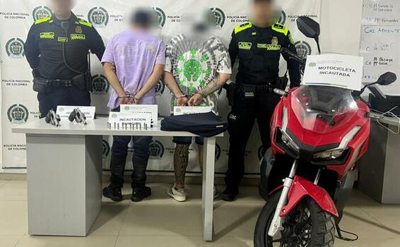 SUJETOS PORTABAN DOS ARMAS DE FUEGO, MUNICIÓN Y UN CHALECO BALÍSTICO