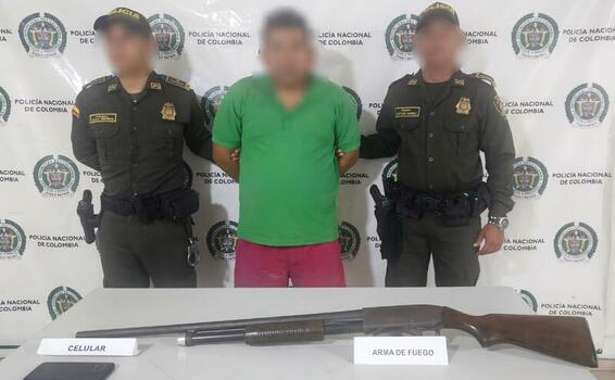 HOMBRE FUE SORPRENDIDO TRANSPORTANDO UNA ESCOPETA ENTRE SUS PERTENENCIAS HOMBRE FUE SORPRENDIDO TRANSPORTANDO UNA ESCOPETA ENTRE SUS PERTENENCIAS