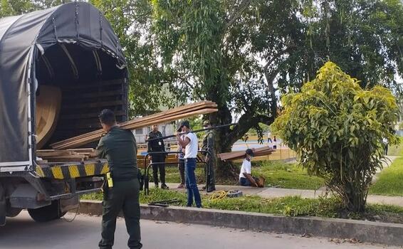 POLICÍA BRINDA AYUDA A FAMILIA QUE LO PERDIÓ TODO EN VORAZ INCENDIO EN LETICIA