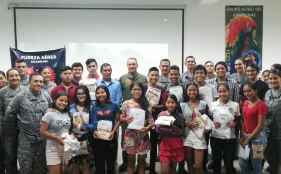 60 jóvenes músicos reciben dotación por parte del Grupo Aéreo del Amazonas 60 jóvenes músicos reciben dotación por parte del Grupo Aéreo del Amazonas