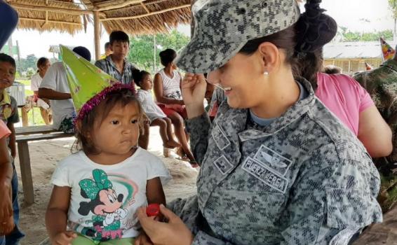 Fuerza Aérea Colombiana, extiende sus alas para llevar sonrisas a niños indígenas en la Amazonía