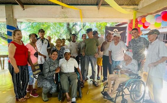 Los abuelitos del ancianato de Leticia recibieron con una gran sonrisa a miembros de su Fuerza Aérea Colombiana