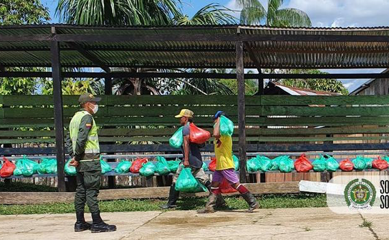 NUESTRA POLICIA EN SAN PEDRO DE TIPISCA, UNA COMUNIDAD INDIGENA EN PUERTO NARIÑO ENTREGANDO AYUDAS HUMANITARIAS NUESTRA POLICIA EN SAN PEDRO DE TIPISCA, UNA COMUNIDAD INDIGENA EN PUERTO NARIÑO ENTREGANDO AYUDAS HUMANITARIAS