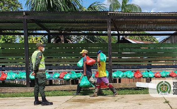 NUESTRA POLICIA  EN SAN PEDRO DE TIPISCA, UNA COMUNIDAD INDIGENA EN PUERTO NARIÑO ENTREGANDO AYUDAS HUMANITARIAS