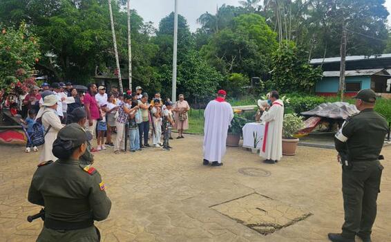 LA POLICÍA NACIONAL EN EL MUNICIPIO DE PUERTO NARIÑO, GARANTIZA LA SEGURIDAD EN LAS DIFERENTES ACTIVIDADES LITÚRGICAS QUE SE LLEVAN A CABO EN SEMANA SANTA, ACOMPAÑANDO LA REPRESENTACIÓN DEL VIACRUCIS DE ESTE VIERNES SANTO POR LAS CALLES DEL PESEBRE NATURA