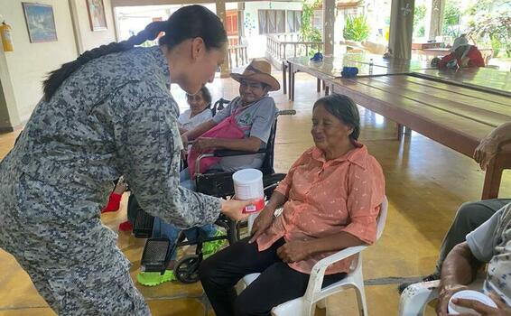 Abuelitos del Hogar del Adulto Mayor San José recibieron una visita del Grupo Aéreo del Amazonas