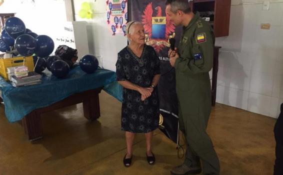 Abuelitos del Amazonas reciben con los brazos abiertos a la FAC Abuelitos del Amazonas reciben con los brazos abiertos a la FAC