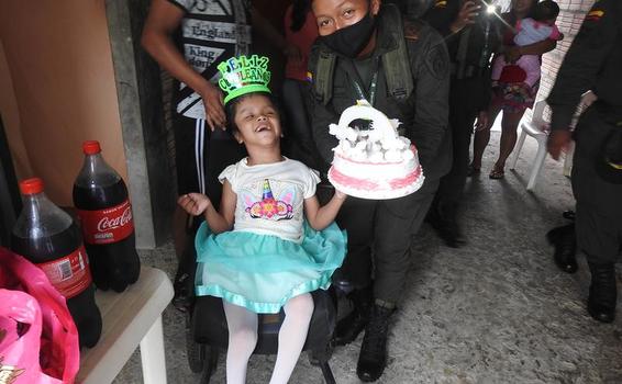 POLICÍA SORPRENDE CON DETALLES, A ZARITA EN SUS CUMPLEAÑOS