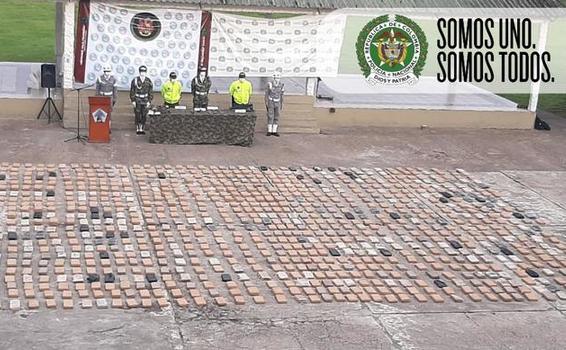 CERCA DE 1 TONELADA DE MARIHUANA Y MATERIAL DE GUERRA FUERON INCAUTADOS EN ALLANAMIENTO EN UNA COMUNIDAD INDÍGENA CERCA DE 1 TONELADA DE MARIHUANA Y MATERIAL DE GUERRA FUERON INCAUTADOS EN ALLANAMIENTO EN UNA COMUNIDAD INDÍGENA