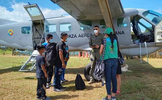 Amazonenses en condiciones de vulnerabilidad, fueron trasladados por su Fuerza Aérea Colombiana