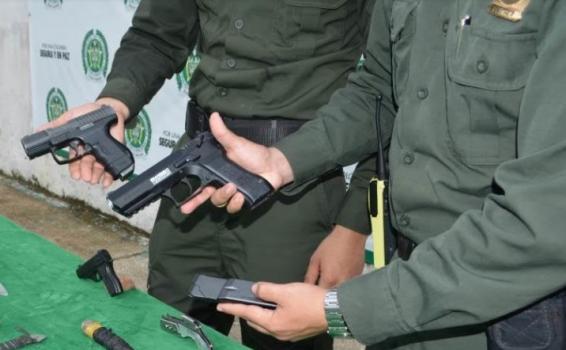 La norma tiene vigencia hasta el 31 de diciembre del presente año Dos policias sosteniendo cada uno un arma