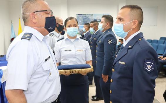 Ascenso de suboficiales de su Fuerza Aérea Colombiana en el GAAMA