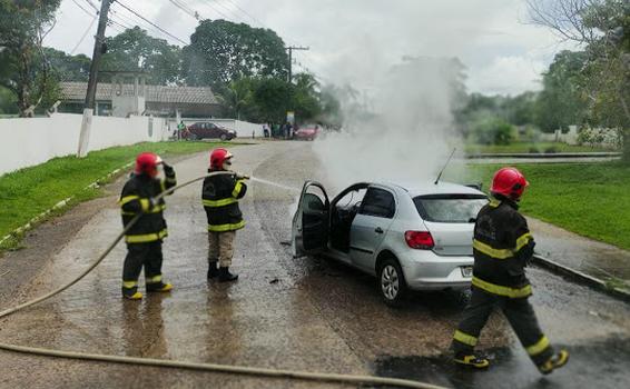 Carro pega fogo na descida do Brilhante Carro pega fogo na descida do Brilhante
