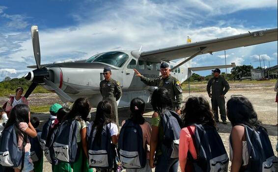 Estudiantes de área no municipalizada en el Amazonas se beneficiaron gracias a su Fuerza Aérea