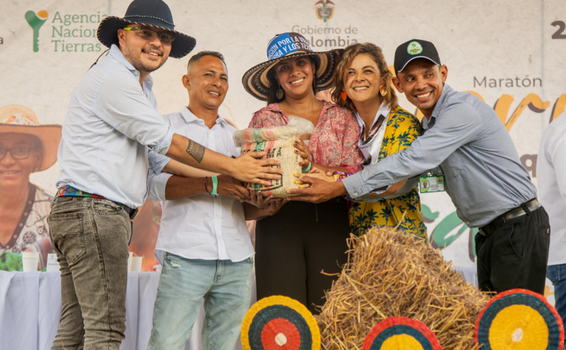 Empezó la más grande maratón de entrega de tierras hasta el momento: casi 8 mil nuevas hectáreas para el campesinado del país Empezó la más grande maratón de entrega de tierras hasta el momento: casi 8 mil nuevas hectáreas para el campesinado del país