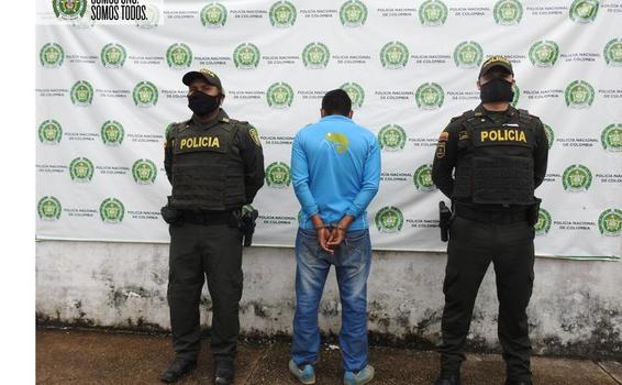 POLICÍA CAPTURA HOMBRE SEÑALADO DE ABUSAR SEXUALMENTE DE UNA ADOLESCENTE EN EL BARRIO PORVENIR-CASTAÑAL POLICÍA CAPTURA HOMBRE SEÑALADO DE ABUSAR SEXUALMENTE DE UNA ADOLESCENTE EN EL BARRIO PORVENIR-CASTAÑAL