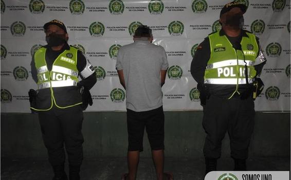 POLICÍA HACE EFECTIVA ORDEN JUDICIAL POR EL DELITO DE VIOLENCIA INTRAFAMILIAR POLICÍA HACE EFECTIVA ORDEN JUDICIAL POR EL DELITO DE VIOLENCIA INTRAFAMILIAR