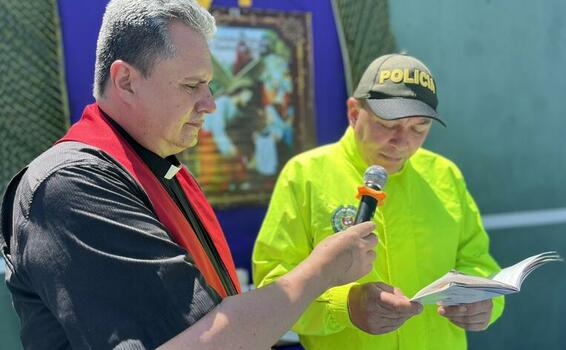 CON NUESTROS AUXILIARES DE POLICÍA, EL COMANDO DEPARTAMENTO DE POLICIAMAZONASY EN COORDINACIÓN DEL CAPELLÁN DE LAS FUERZASMILCOL PRESBÍTERO JUAN CARLO GUAYACÁN, SE REALIZÓ LA REPRESENTACIÓN DEL VIERNES SANTO.