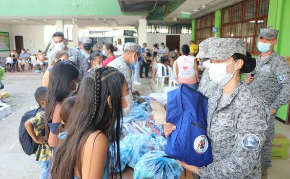 Con la entrega de materiales educativos, su Fuerza Aérea Colombiana le apuesta a la permanencia escolar