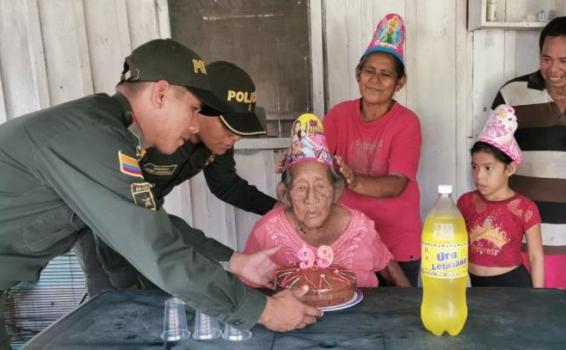 Personal de la estación de policía celebra los 99 años de una abuela de la comunidad