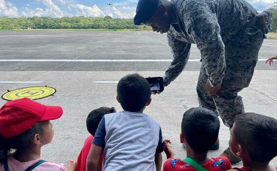 Niños de Leticia, Amazonas conocieron las capacidades de su Fuerza Aérea Colombiana