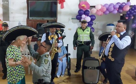 ABUELITAS DEL HOGAR DEL ADULTO MAYOR “SAN JOSÉ” DE LETICIA, RECIBIERON SERENATA Y SORPRESAS EN EL DÍA DE LAS MADRES POR PARTE DE LA POLICÍA