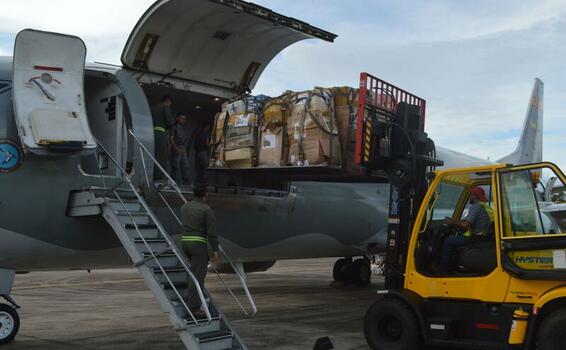 Más de 2 toneladas de mercados y juguetes fueron transportados hasta el Amazonas por su Fuerza Aérea Más de 2 toneladas de mercados y juguetes fueron transportados hasta el Amazonas por su Fuerza Aérea
