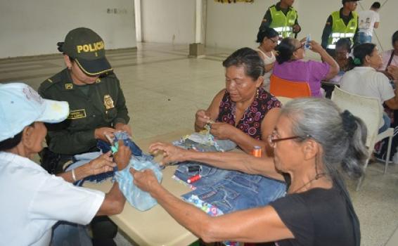 LA POLICÍA NACIONAL ACOMPAÑA A LA TERCERA EDAD CON AMOR Y DIVERSIÓN