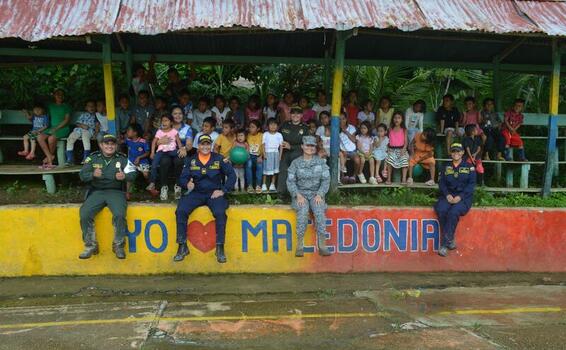 Entre sonrisas, niños de comunidades indígenas recibieron kits escolares