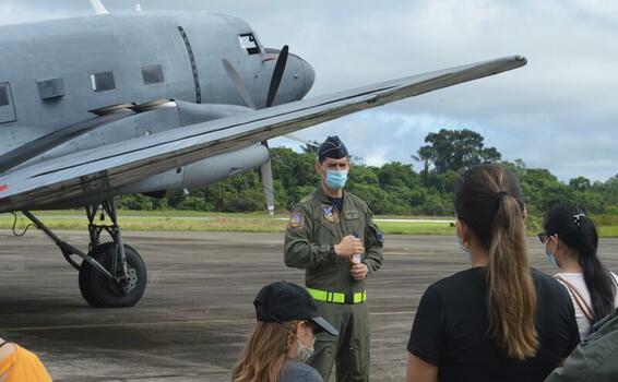 Con el programa “Así se va a las estrellas”, población civil de Leticia conoce las capacidades de su Fuerza Aérea Colombiana. 